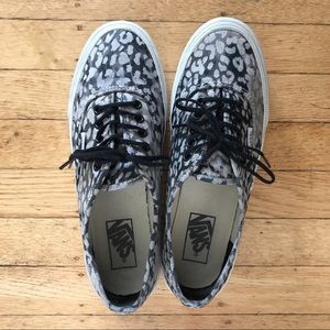 B/w cheetah vans